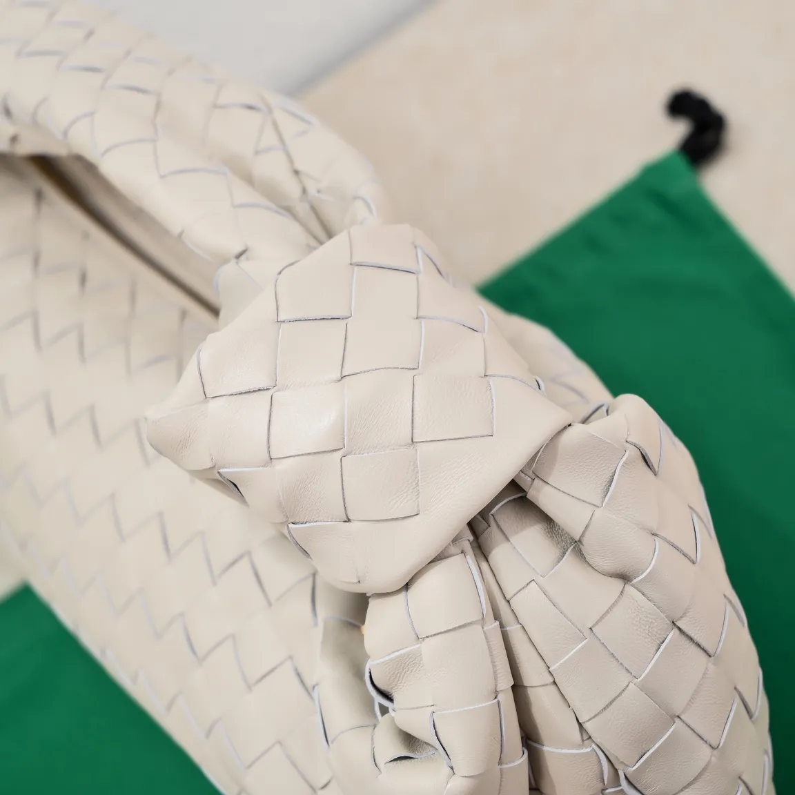 Batch 1860 Large Arco handbag, new arrival in early spring#, cool style, retro style, full of vitality, free and easy, distinctive personality brings multi-layered charm to daily wardrobe~ 🔝The soft and flowing fabric conveys a soft touch# A relaxed and comfortable feeling is newly interpreted in the silhouette· Croissant woven sheepskin Size: Width 40 Height 48 Thick 16 [6698#] Off-white